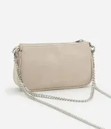 Cartera baguette color marrón con textura símil cuero, correa de cadena plateada y cierre superior con cremallera.