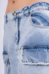 Pantalón cargo de denim celeste con múltiples bolsillos con solapa y corte acampanado.