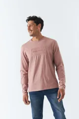 Remera de hombre de manga larga color rosa con cuello redondo y logo bordado en relieve en el pecho.