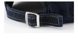 Pack de gorros tipo baseball, con visera y corona, confeccionados en tela de jean con efecto desgastado y roturas. Se muestran tres tonos: azul oscuro, azul claro y negro.