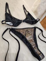 Conjunto de bikini triangular de símil cuero color bronce con acabado metalizado y tiras de ajuste negras.