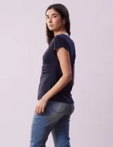 Remera blanca de lino, marca Zac & Rachel, con escote en V, abertura con botones y frunce en la parte delantera.