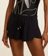 Short blanco de salida de playa, con cintura elástica ajustable con cordón.