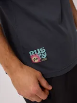 Remera de algodón con lavado, color celeste verdoso, de corte holgado (loose fit) y cuello redondo. Presenta un pequeño estampado gráfico en el pecho.