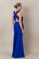Vestido largo de lycra azul francia, con breteles cruzados, escote profundo y espalda cruzada.