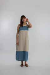 Vestido largo color beige con bloques de color celeste en la parte superior e inferior.