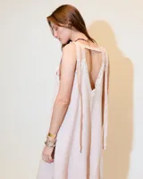 Vestido largo celeste de lino con escote en V adornado con puntilla de algodón, breteles regulables y tajos laterales y delanteros. Silueta evasé.