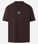 Remera marrón de corte relajado, cuello redondo y mangas cortas. Estampa frontal con un auto y la frase "Mindnight Legends Never Fade".