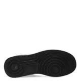 Zapatillas urbanas negras con plataforma, acordonadas y con detalles de perforaciones en la puntera y los laterales.