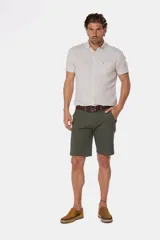 Bermuda clásica color beige confeccionada en algodón con elasticidad, con bolsillos laterales y detalle en bolsillo trasero.