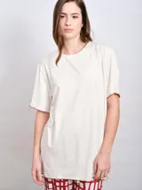 Remerón beige de corte recto y mangas cortas con terminación en color ladrillo.