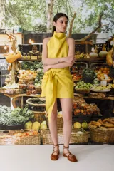 Minifalda color coral de lino con lazos frontales para atar.