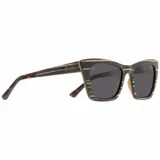 Lentes de sol de madera con marco rectangular y lentes grises. Diseño con vetas de madera horizontales en tonos marrones y negros.
