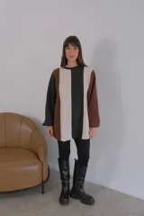 Buzo de mangas largas con diseño de bloques de color en marrón, gris y beige.