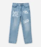 Pantalón baggy de jeans celeste con estampa de letras estilo grafiti en blanco.