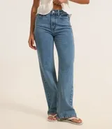 Pantalón de jean, modelo recto, con bolsillos delanteros y traseros.