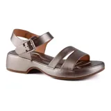 Sandalias de cuero negro con plataforma baja y dos tiras anchas sobre el empeine. Tira trasera con hebilla ajustable.