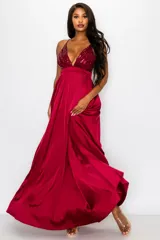 Vestido largo de fiesta color rojo vino, con escote halter en V, corpiño de lentejuelas y falda amplia de satén.