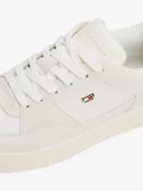 Zapatillas de estilo deportivo urbano, inspiradas en los modelos de baloncesto, destacan por los paneles de texturas mixtas.
