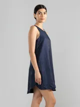 Vestido corto azul marino de lino italiano con fibra metalizada, sin mangas y con aberturas redondeadas en los laterales.