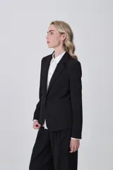 Blazer negro de poliéster, entallado, con cuello solapa y un botón frontal.