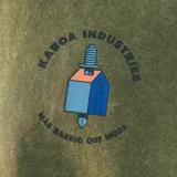 Remera verde militar de corte oversize con cuello redondo y estampado pequeño en el pecho con el logo de Kaboa Industries.