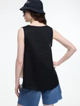 Top sin mangas color beige, confeccionado en lino, con escote en V y calce amplio. Presenta laterales en color blanco.