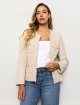 Chaqueta de tweed color beige, marca Nanette. Tiene cuello a la base, abertura central, bolsillos delanteros, puños con botones perlados, terminación desflecada y forro interno.