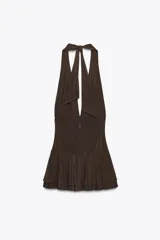 Vestido corto marrón con cuello halter, escote pico pronunciado, detalle de frunces y cierre trasero con cremallera oculta.