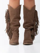 Botas texanas de caña alta color marrón, confeccionadas en gamuza con flecos laterales y taco de madera.