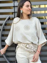Remera beige con estampado de mandalas y mangas 3/4.