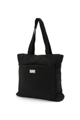 Bolso negro tipo shopper con asas cortas y logo estampado en el frente.