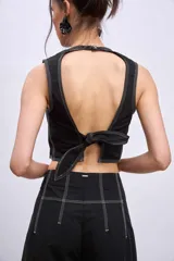 Blusa marrón sin mangas con pespuntes en contraste.