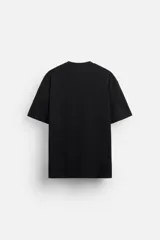 Camiseta verde militar de corte recto, cuello redondo y manga corta.