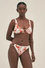 Top de bikini con estampado floral color naranja y blanco, con aro metálico en el centro del busto. Se ata al cuello y en la espalda. Cuenta con almohadillas removibles.