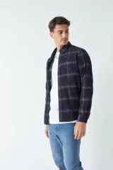 Camisa de pana a cuadros azul marino y rojo, de manga larga, con fit regular, cartera con botones y bolsillos con botones.