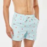 Short de baño celeste con rayas verticales blancas y estampado de pulpos rojos.