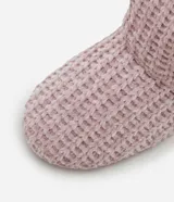 Pantuflas tipo bota color rosa, con textura tejida y forro interno de peluche blanco.
