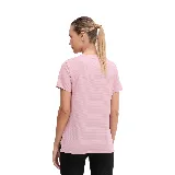 Camiseta deportiva New Balance color rosa con logo pequeño en el pecho.