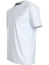 Remera blanca de algodón regenerativo, corte regular fit, cuello redondo y mangas cortas. Presenta el logo de Calvin Klein en el pecho y un logo más grande en la espalda.