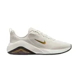 Championes Nike Bella 7 color negro con detalles en blanco, diseñados para entrenamiento, con capellada de malla elástica y transpirable, tecnología Air Zoom en el talón y suela de goma.