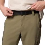 Pantalón de senderismo color verde oliva, con tecnología Omni-Shade™ Broad Spectrum UPF 50 y Omni-Wick™. Cuenta con elástico cómodo en 2 direcciones, cinturón integrado y extraíble, elástico parcial en la cintura, bolsillos para las manos, bolsillo de seguridad con cremallera, bolsillos cargo y traseros con cierre de gancho y bucle. Detalle de refuerzo en la costura de la entrepierna.