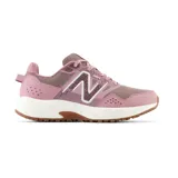 Championes New Balance WT410 color rosa con logo blanco, ideales para correr o caminar en la montaña.