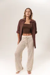 Pantalón de hilo color beige con diseño calado y cintura elastizada con cordón ajustable.