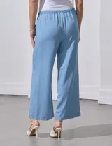 Pantalón capri de lyocell celeste, corte wide leg, con pretina elástica ajustable con lazo y bolsillos delanteros.