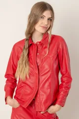 Camisa verde militar de cuero ovino italiano, hecha a mano en Uruguay. Sin forro, con broches en frente y puños, bolsillos a los costados.