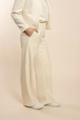 Pantalón de vestir marrón con textura tweed, de tiro alto y pierna recta.