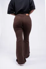 Pantalón acampanado color beige, de tiro alto y corte ajustado en la cadera.