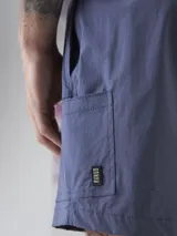 Short de baño verde oliva con cintura elástica ajustable con cordón, bolsillos laterales y un bolsillo trasero con ojal de drenaje.