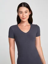 Camiseta rosa de manga corta con cuello en V y corte entallado.